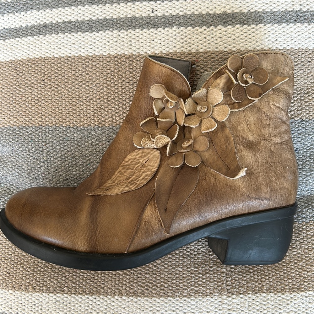 Beautiful SOCOFY leather detailed brown booties.  size EU39  US 8